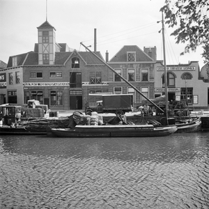 42611 Gezicht op de gebouwen van Van Rijn's Mosterdfabrieken (Nieuwekade 9-12) te Utrecht. Rechts een gebouw van de ...